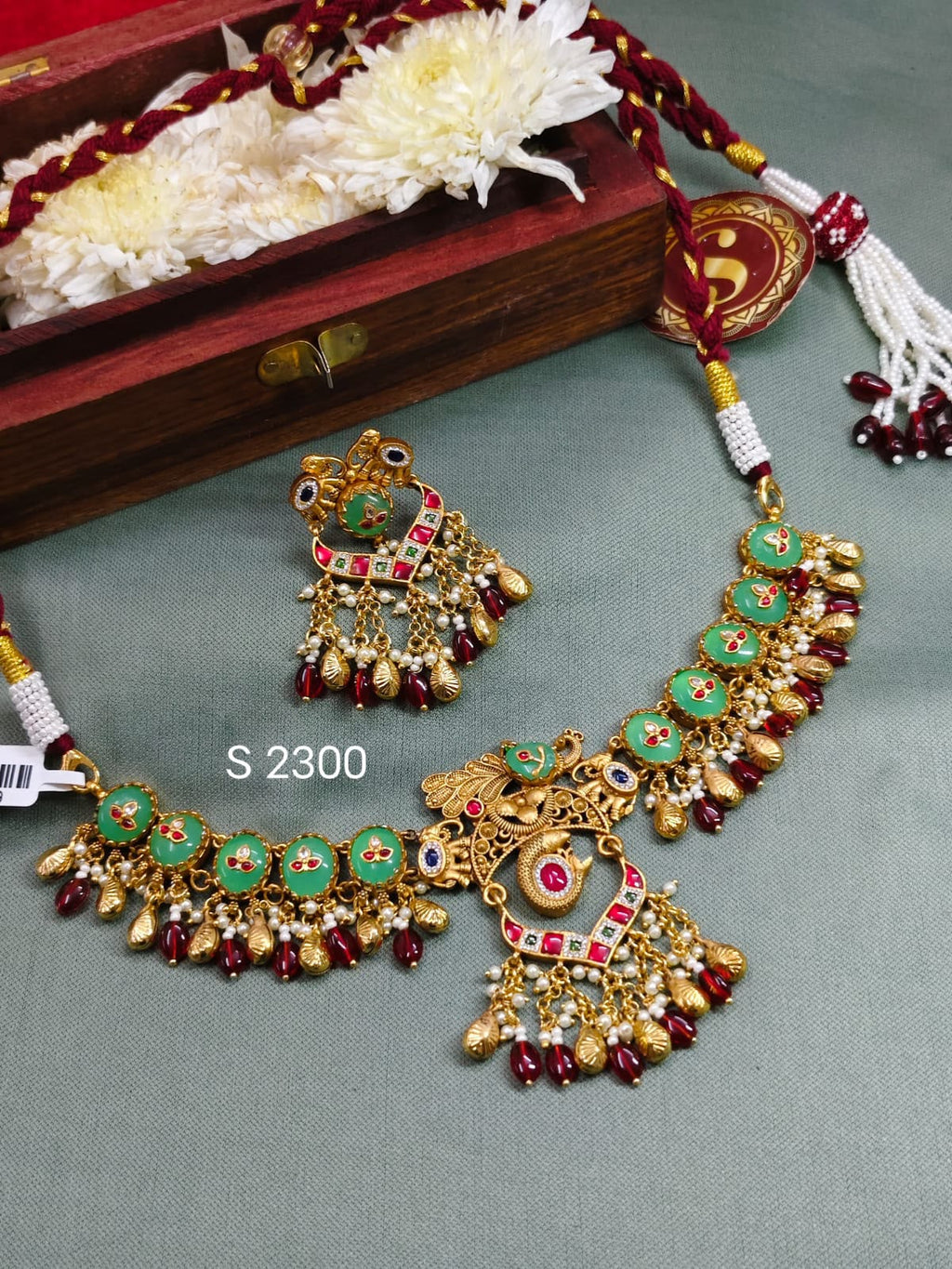 Traditional Kundan Meenakari Necklace Set